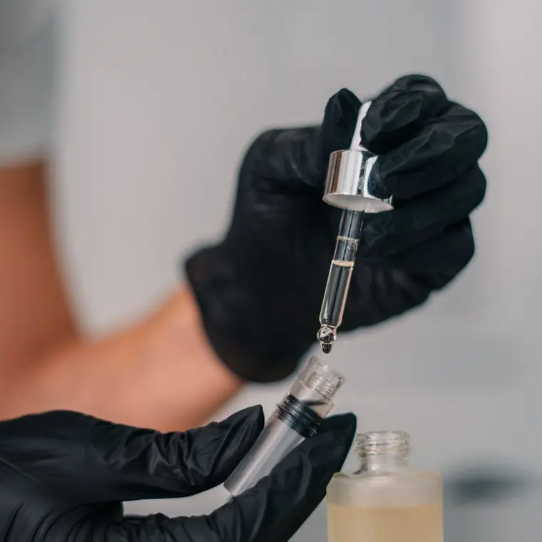 Préparation d'un sérum capillaire personnalisé